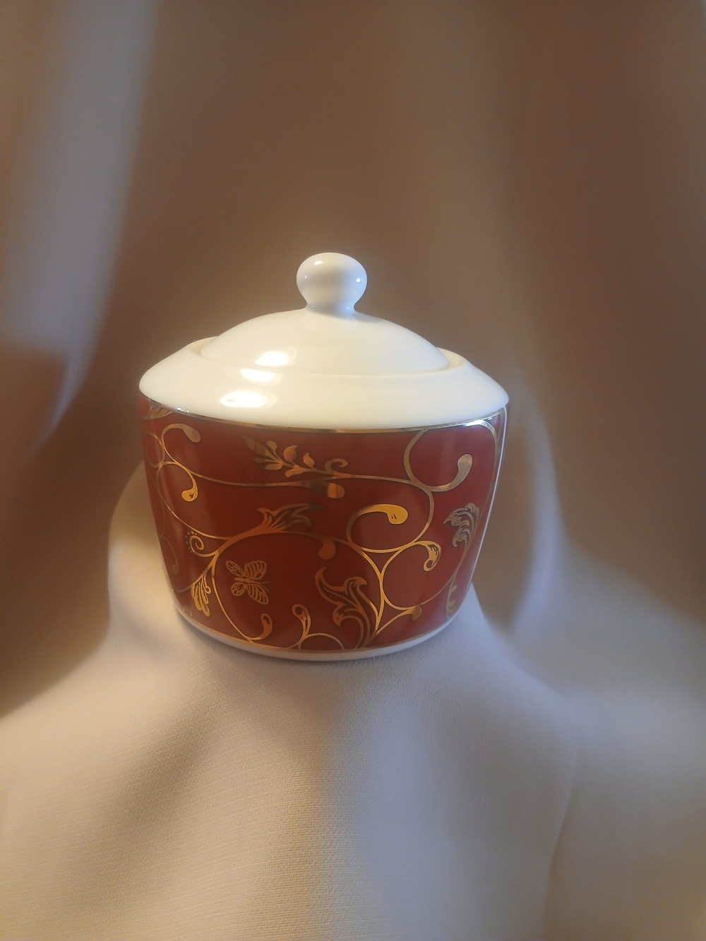 American Atelier Renaissance 5427 Porcelain Lidded Sugar Bowl Red with Gold.